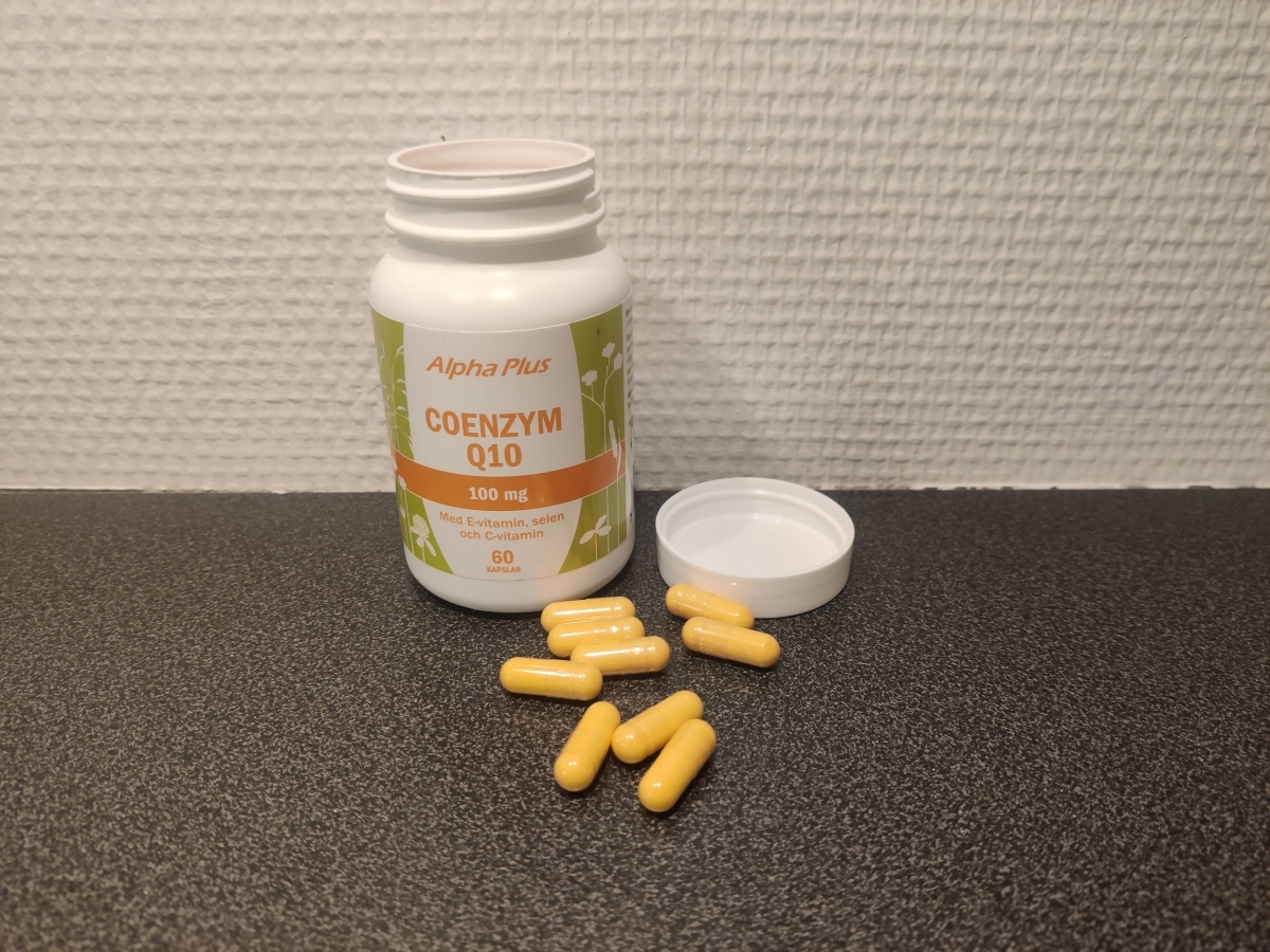 Alpha Plus Coenzym Q10, öppen burk med kapslar på bänkskiva, foto taget av oss under testet