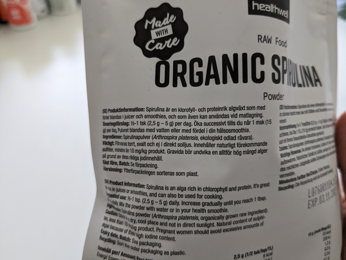 Baksida med svensk doseringsinfo på Healthwell Spirulina EKO, fotad av oss