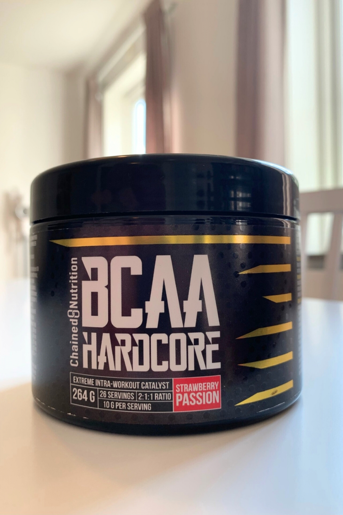 Chained Nutrition BCAA Hardcore Strawberry Passion burk i dagsljus, foto från vårt test