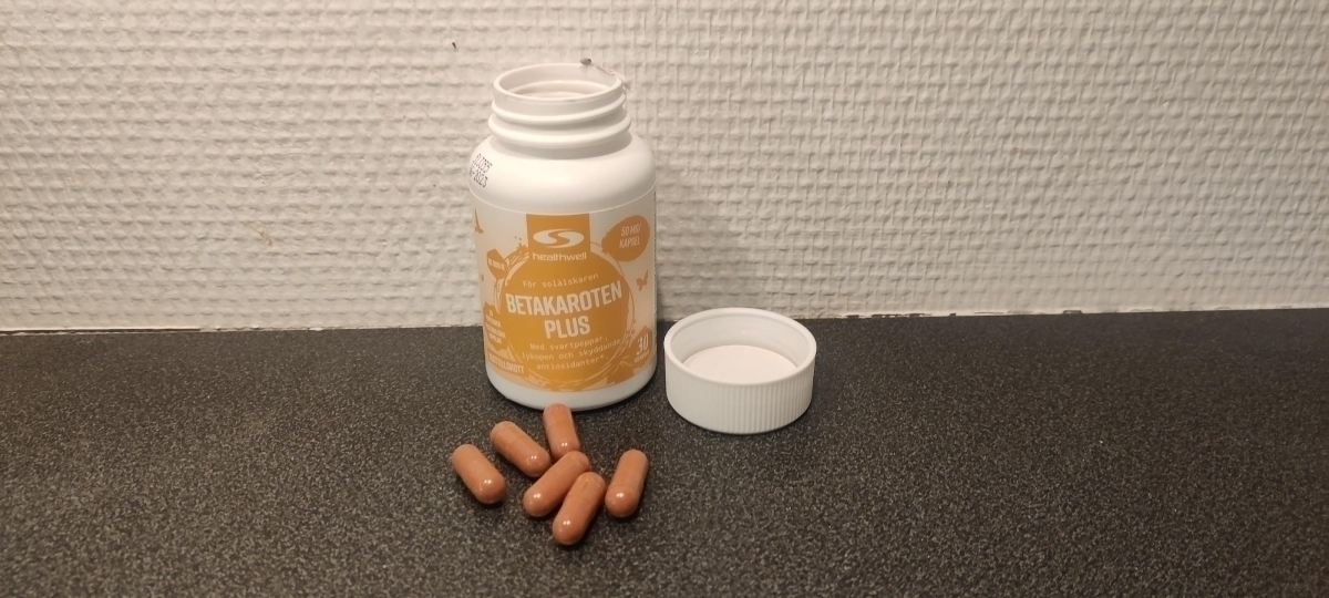 Healthwell Betakaroten Plus öppnad burk med kapslar på bänken, foto taget av oss under testet