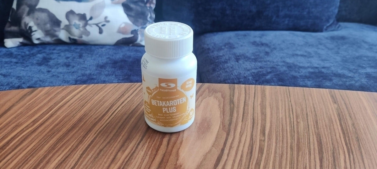 Healthwell Betakaroten Plus på soffbordet i vardagsrummet, vårt eget foto
