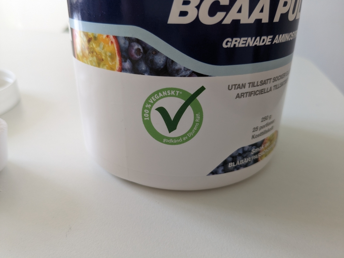 Närbild på 100 procent veganskt märkning på Better You BCAA tagen av oss
