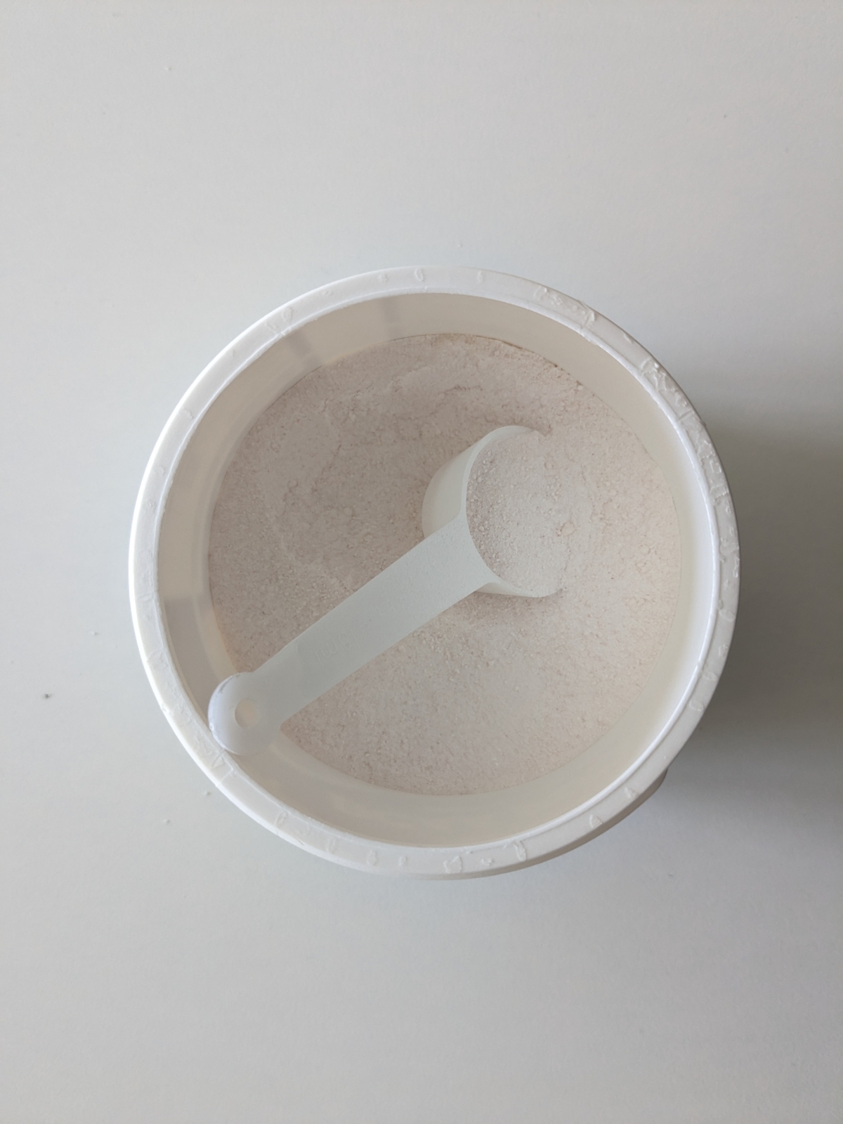 Better You BCAA pulverburk ovanifrån med skopa i pulvret, fotad av oss under testet