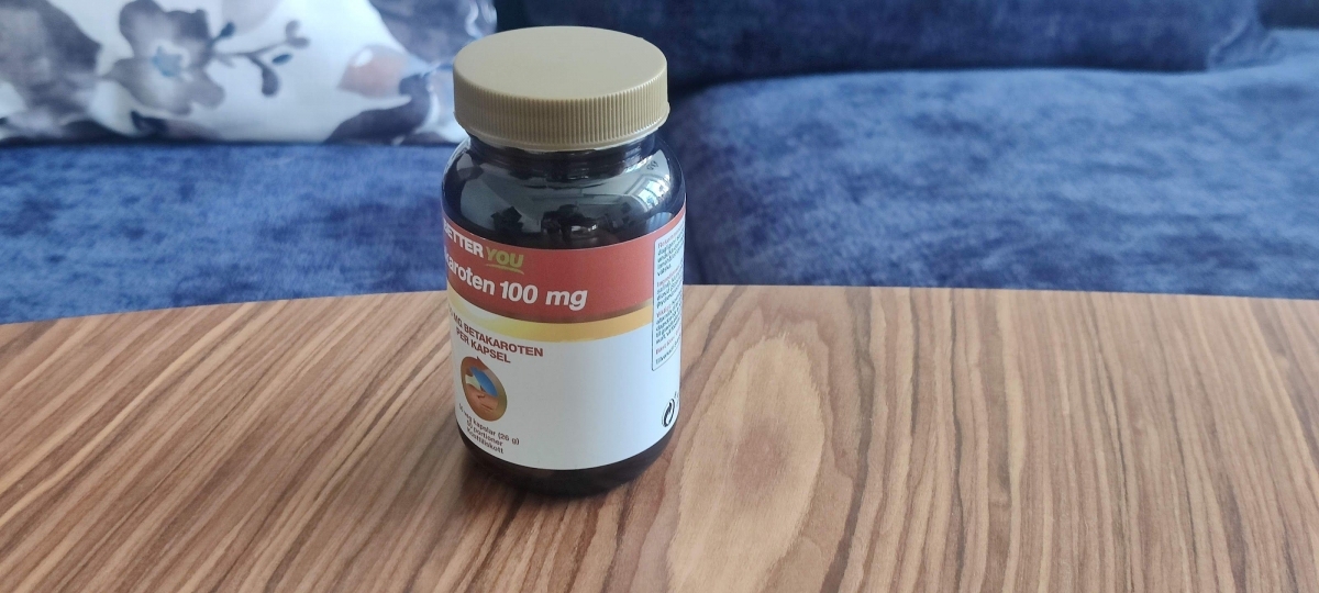 Burken på soffbordet i dagsljus, Better You Betakaroten 100 mg