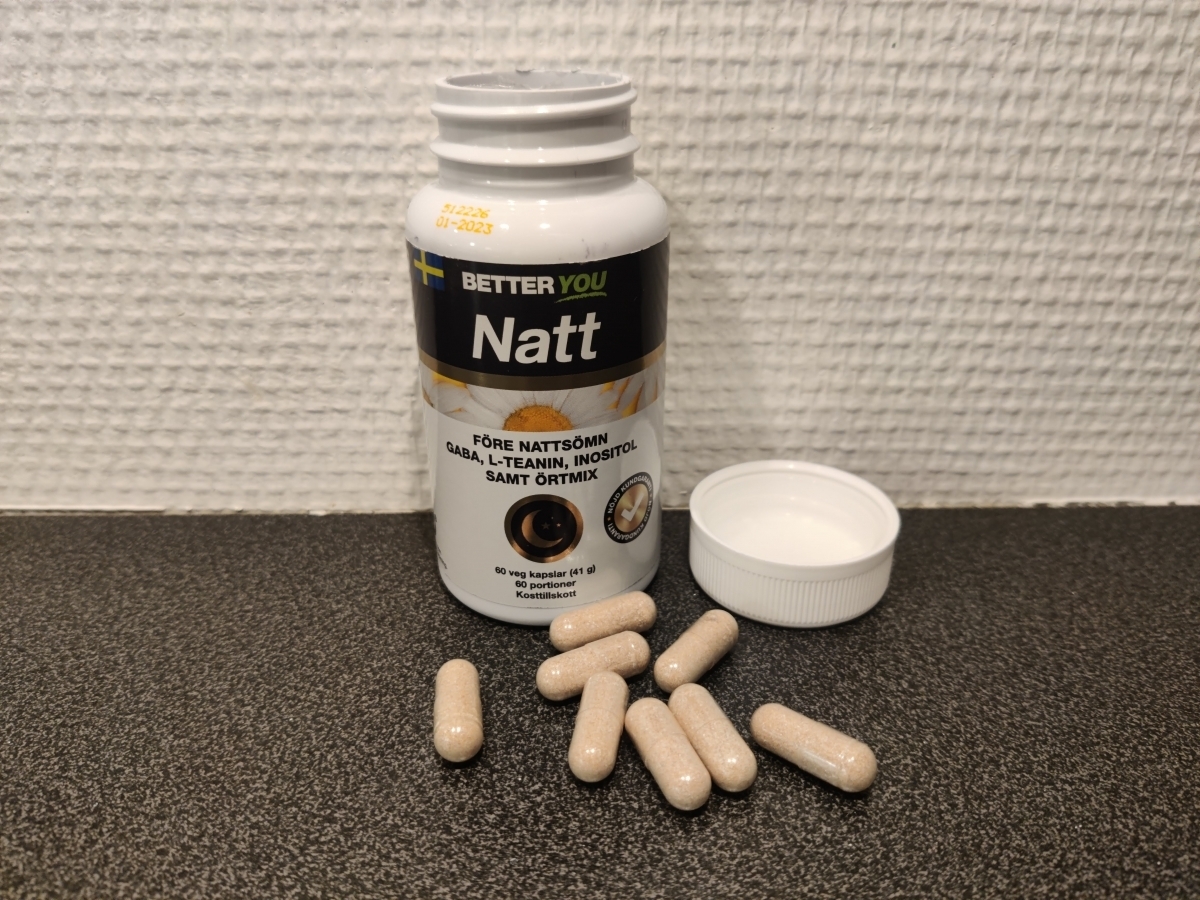 Better You Natt öppnad burk med kapslar på mörk bänk, foto av oss under testet