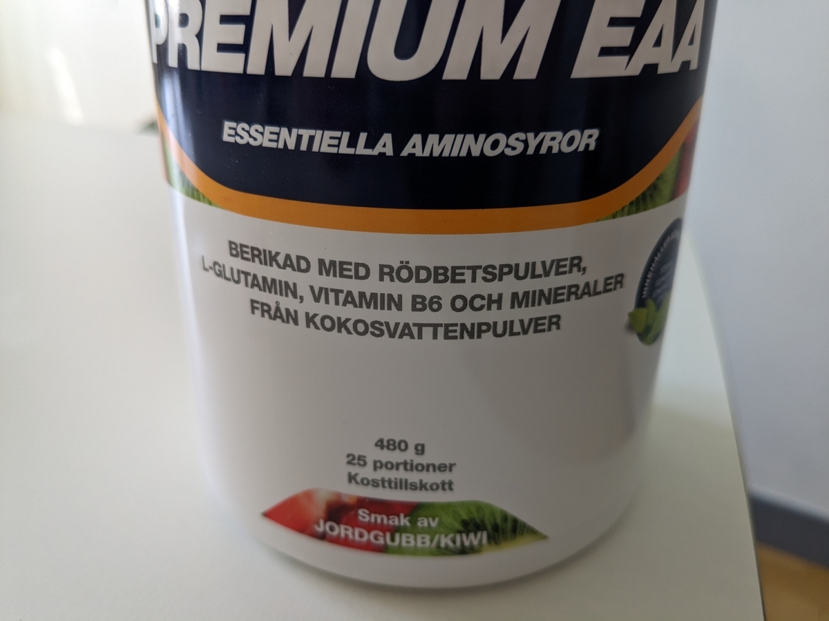 Närbild på etiketten som visar rödbetspulver L-glutamin vitamin B6 och mineraler från kokosvatten