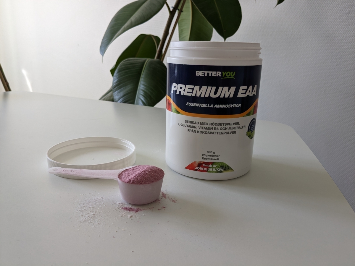 Better You Premium EAA Jordgubb Kiwi med uppmätt skopa framför burken, fotograferad av oss
