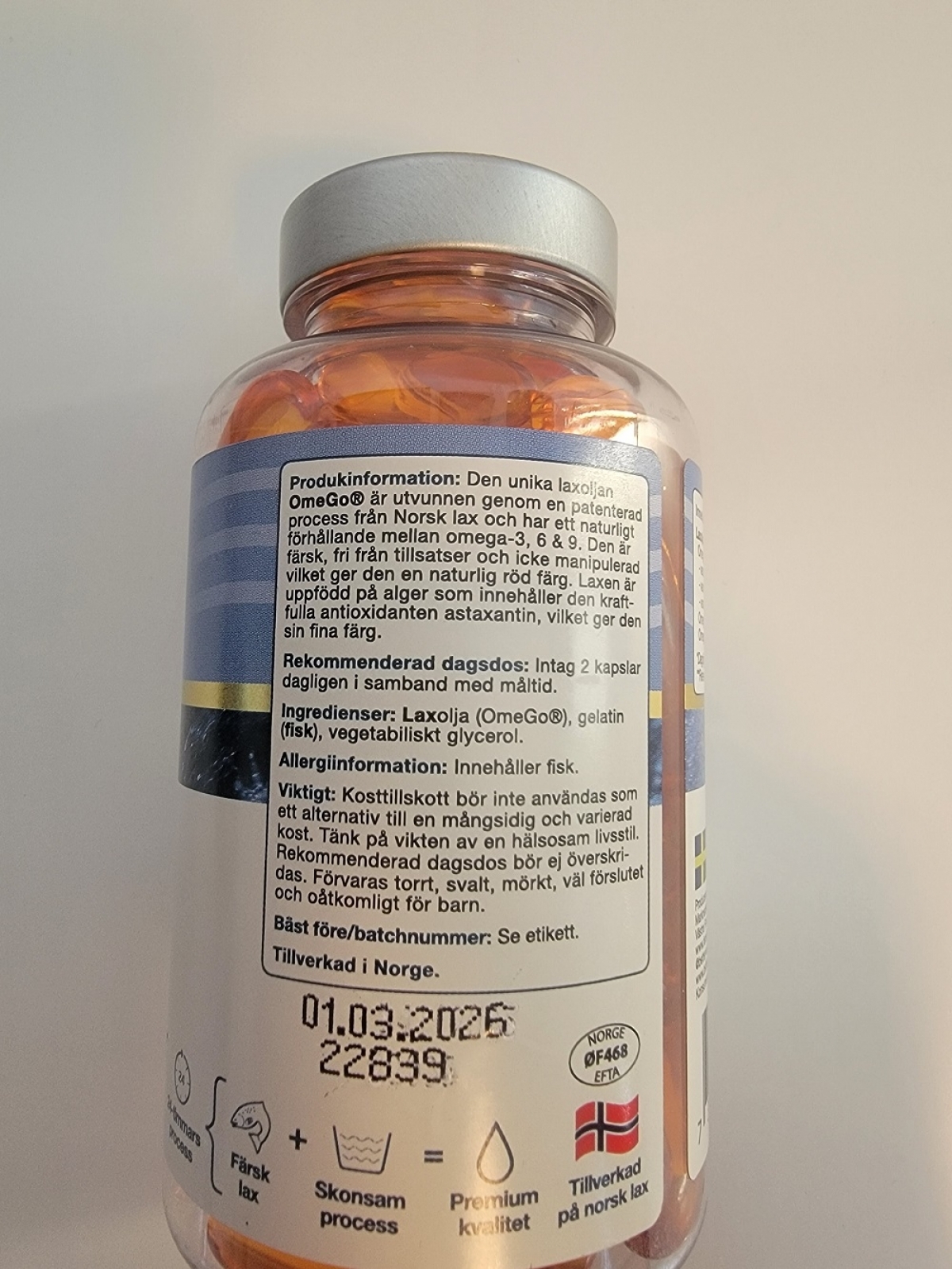 Baksida med tydlig produktinfo på Better You Premium Omega-3, fotad av oss