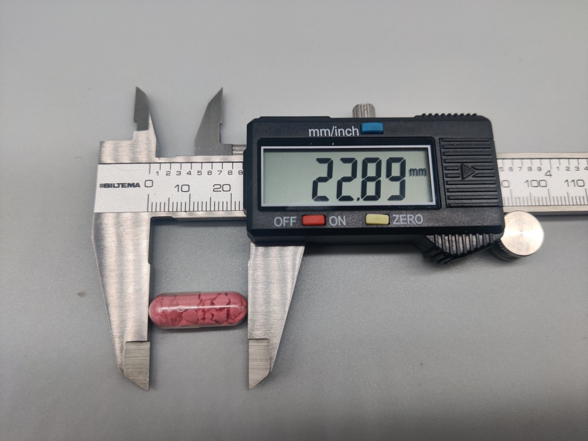Skjutmått visar kapselns längd cirka 22,9 mm