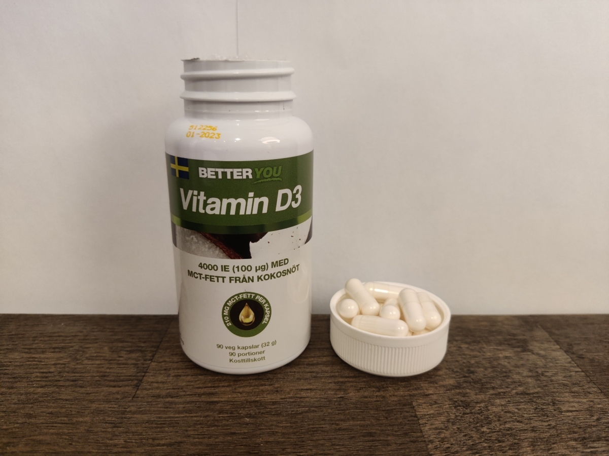 Better You Vitamin D3 burk och kapslar på träbord, foto av oss
