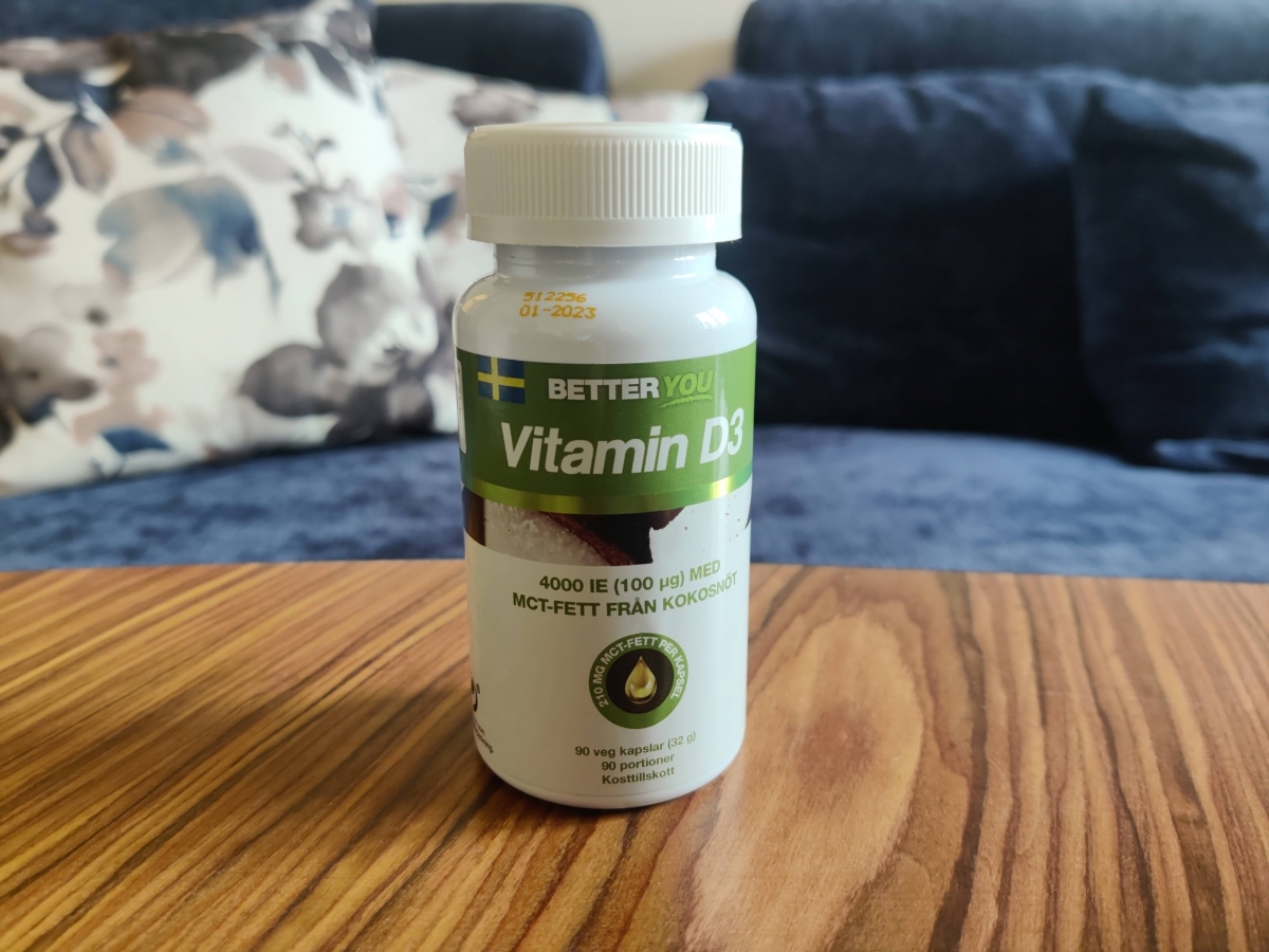 Better You Vitamin D3 i vardagsmiljö på soffbord, egen testbild
