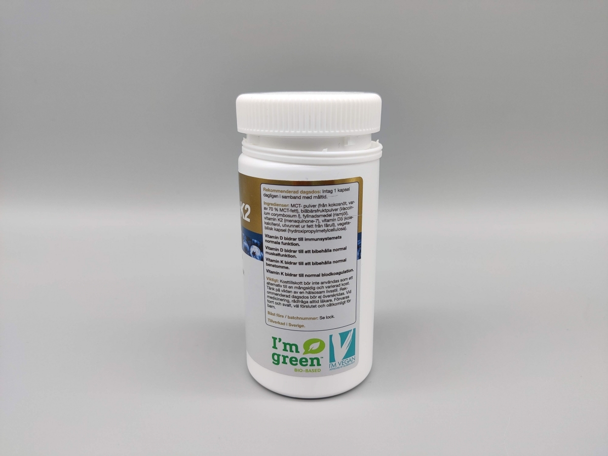 Baksida med ingredienser och dosering på Better You Vitamin D3+K2 fotad av oss