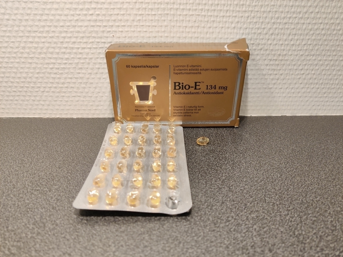 Pharma Nord Bio-E-Vitamin i blister med en kapsel framme, egen bild från testet