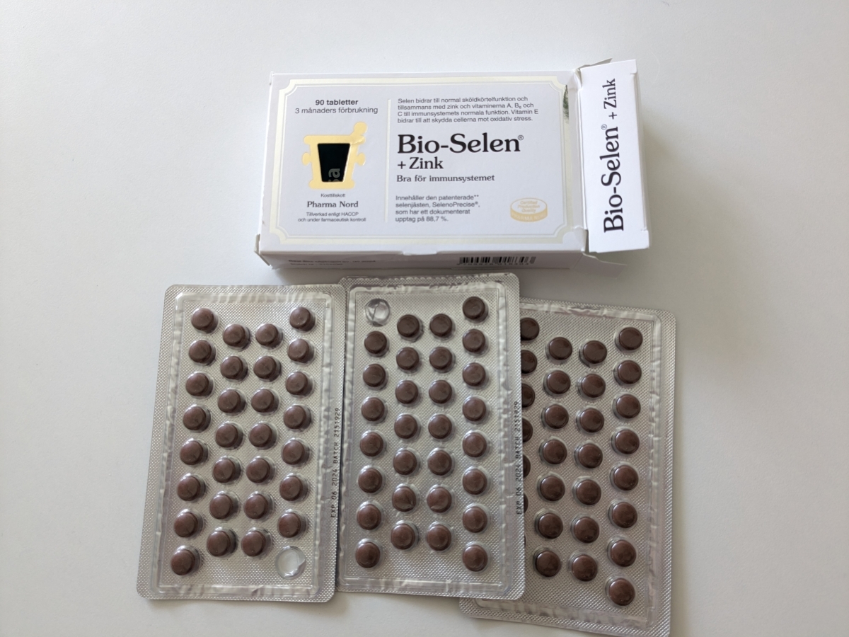 Bio-Selen + Zink med tre blisterark framför öppnad kartong, fotograferad av oss under testet
