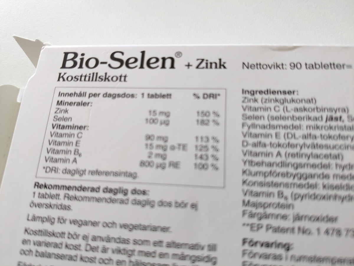 Baksida med innehåll och dosering för Bio-Selen + Zink, fotad av oss