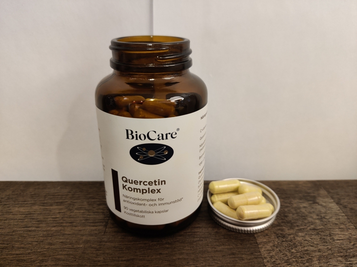 BioCare-burk nära med några kapslar bredvid, tagen av oss i neutral miljö