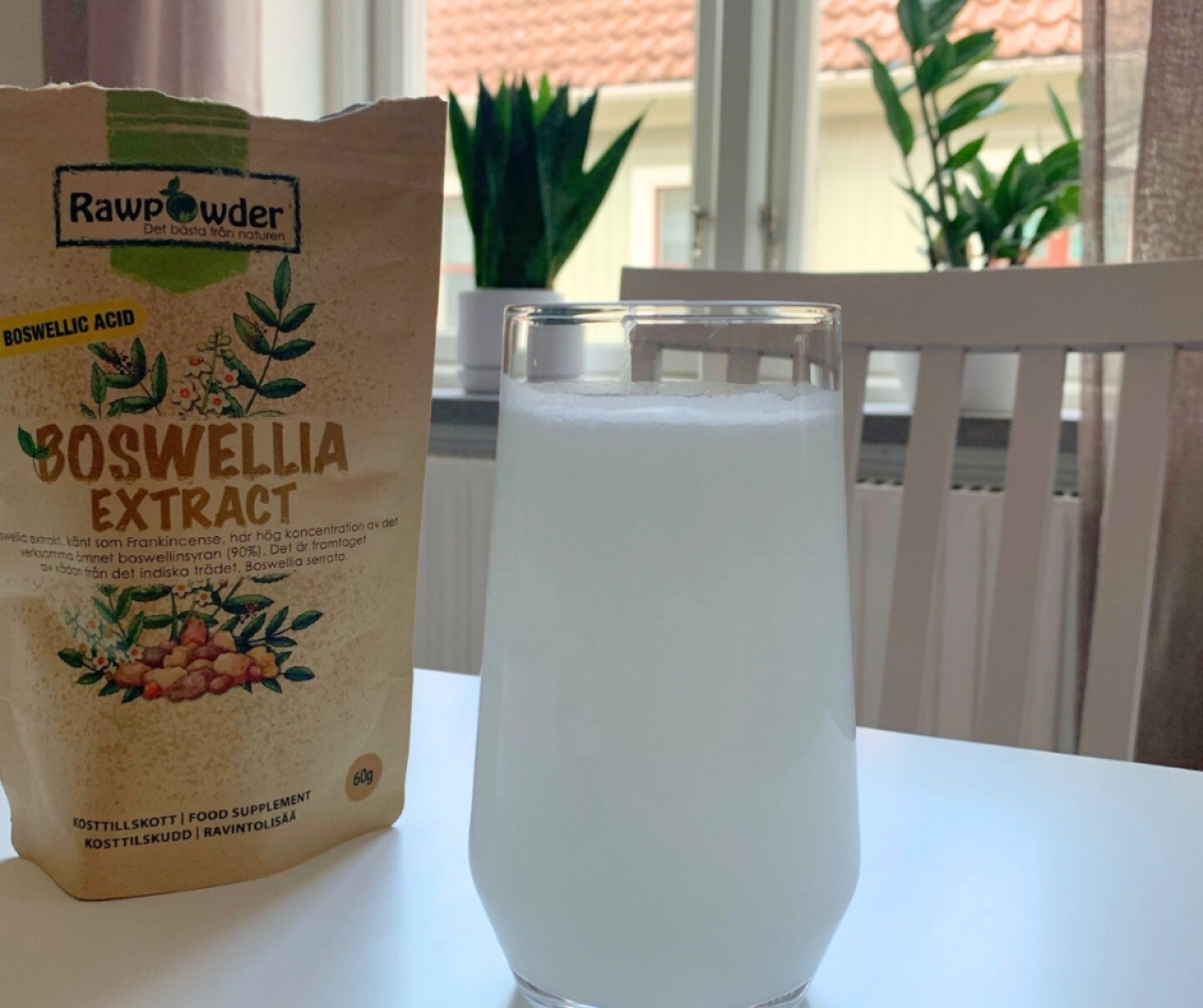 Boswelliapulver blandat i glas bredvid förpackningen foto från vårt test