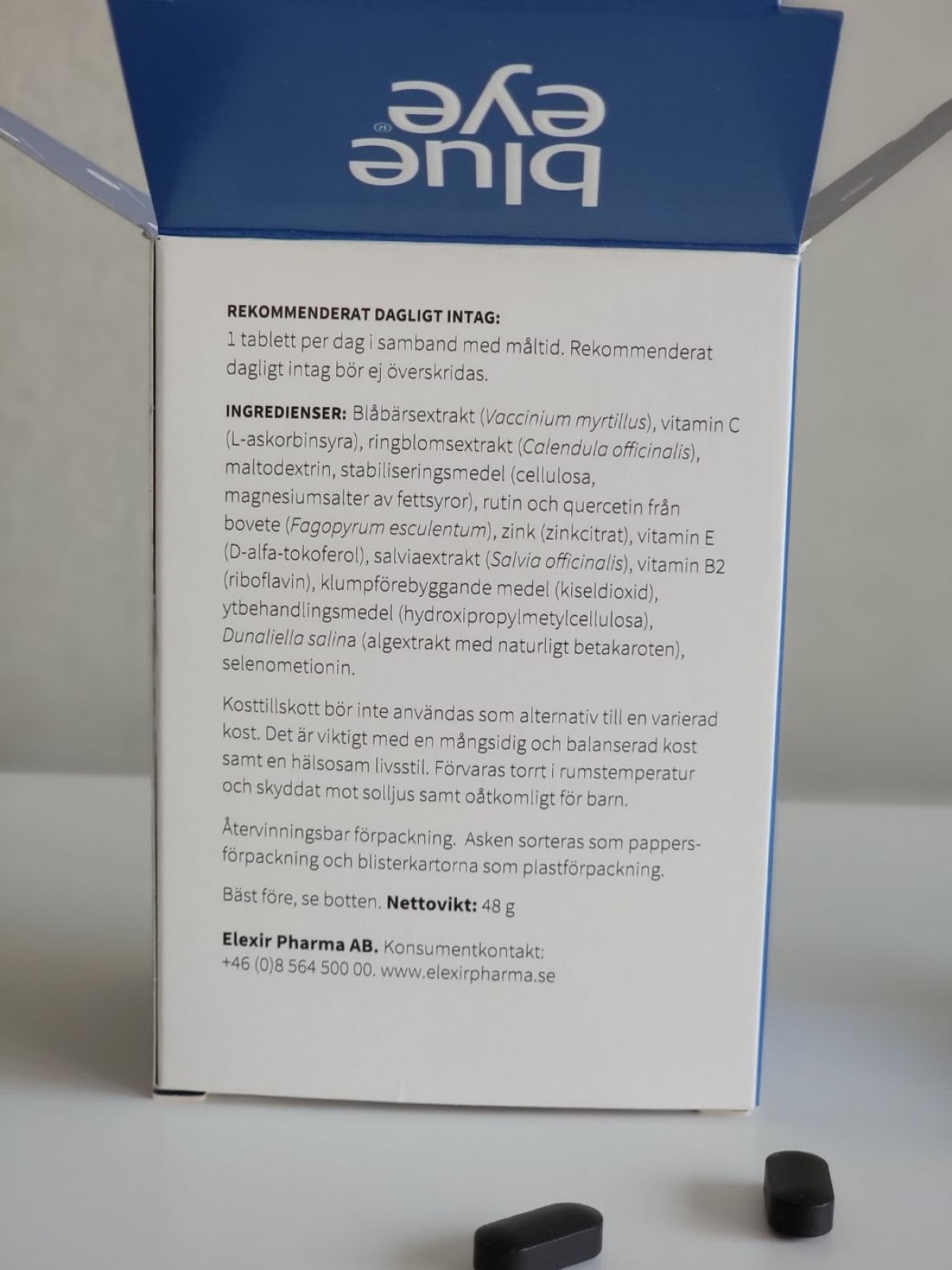 Baksida med ingredienslista och rekommenderat intag på Blue Eye, foto taget av oss