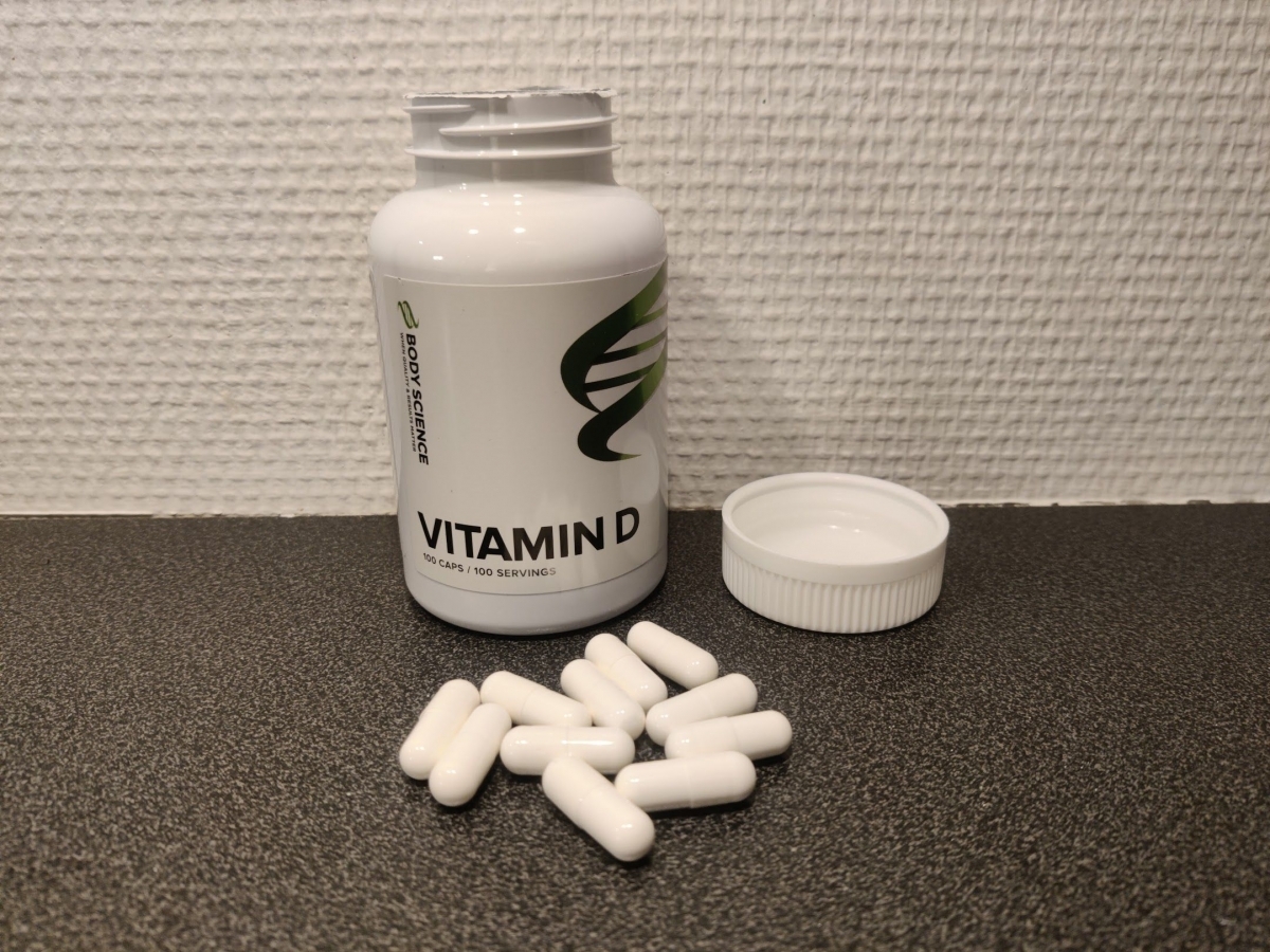 Body Science Vitamin D burk och kapslar på bänkskiva fotograferat av oss under testet
