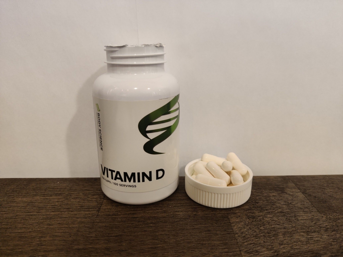 Body Science Vitamin D med kapslar intill locket på köksbordet taget av oss