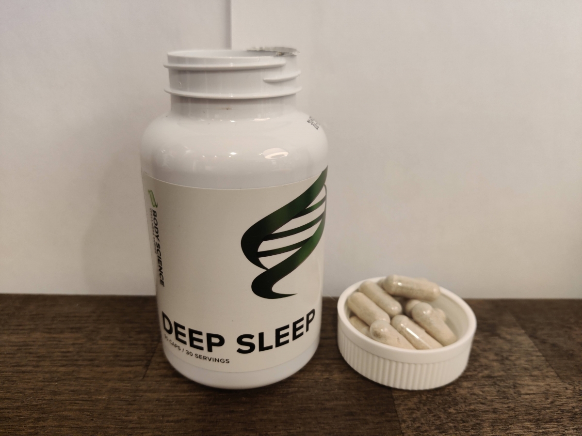 Deep Sleep-burk med kapslar på trä, fotad av oss under testet