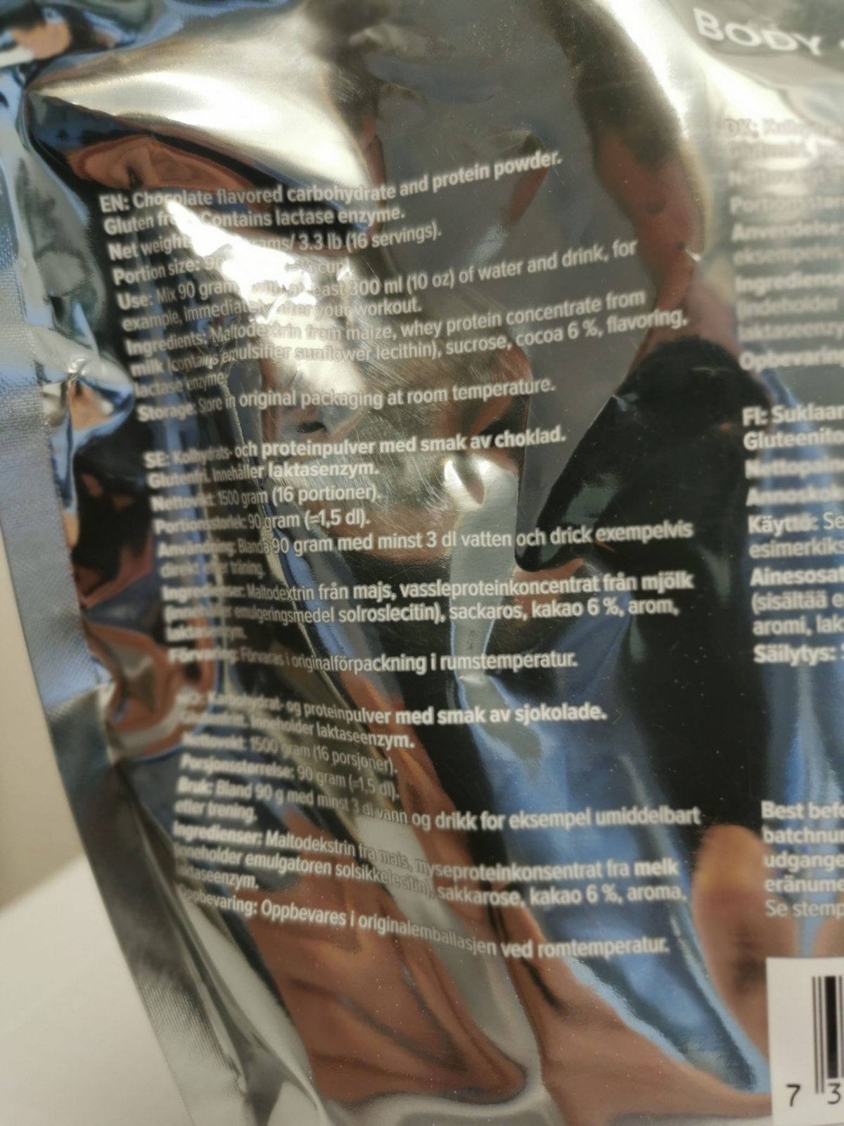 Närbild av ingredienslista och användning på Body Science Gainer foto taget av oss