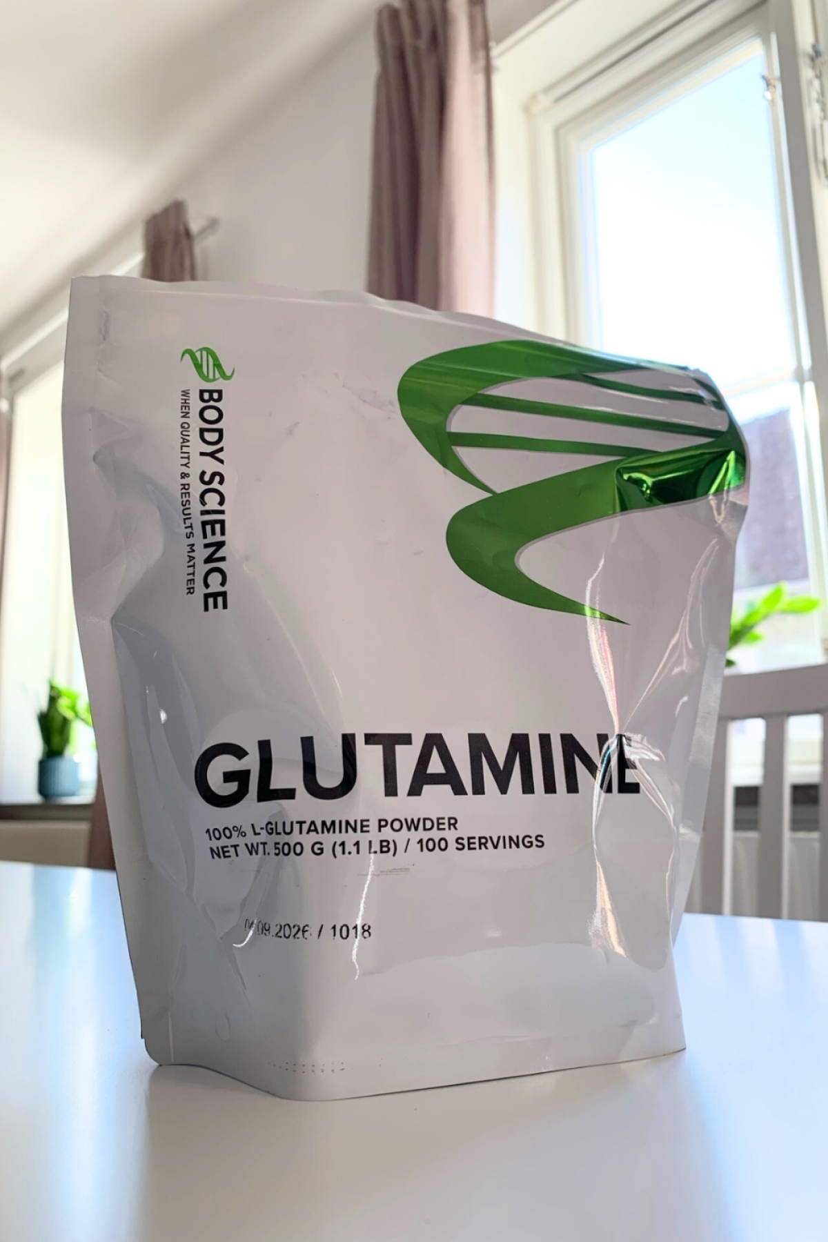 Body Science Glutamine 500 g på köksbord i dagsljus, fotad av oss under testet
