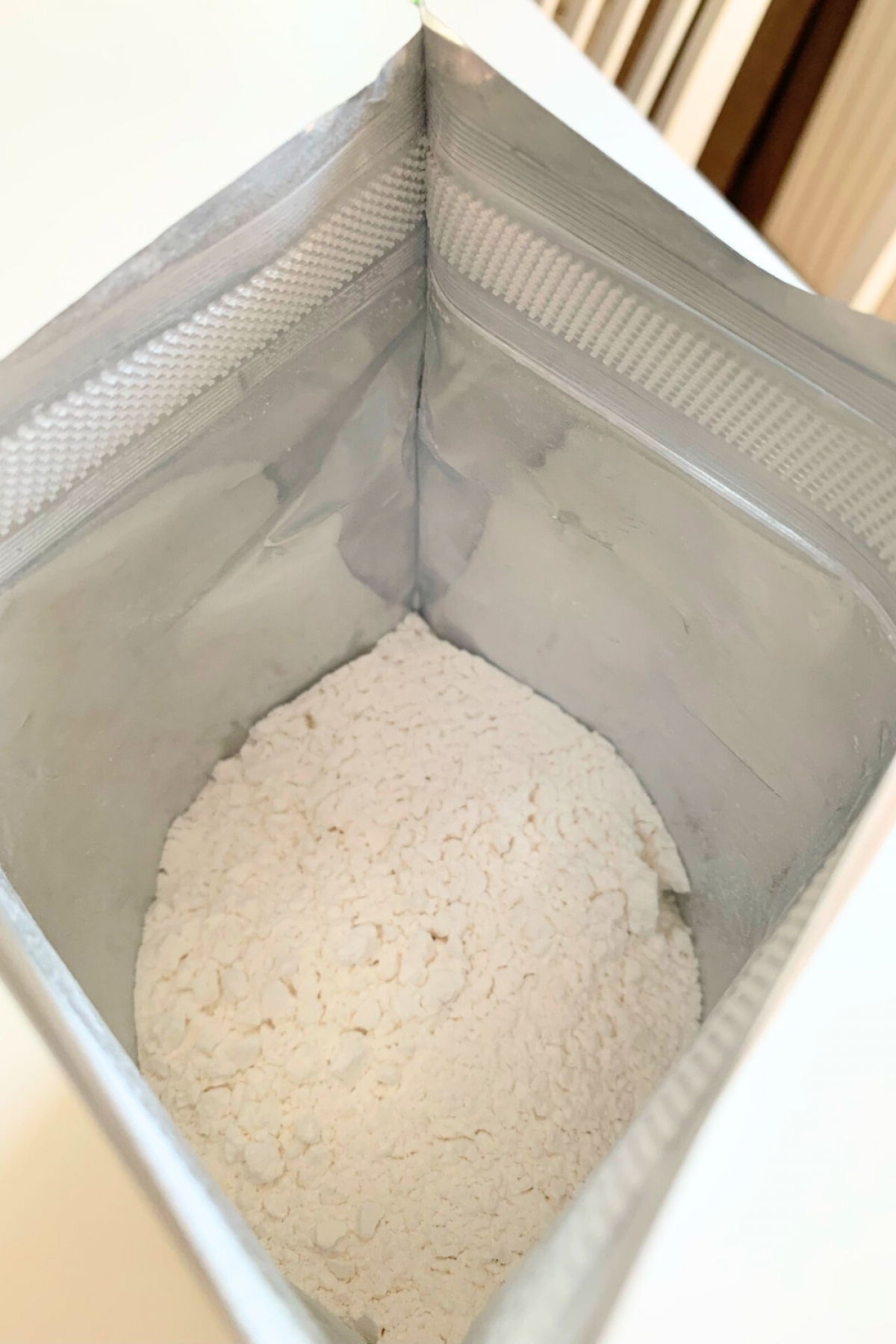 Öppnad påse med finmalt L-glutaminpulver, fotad av oss under testet
