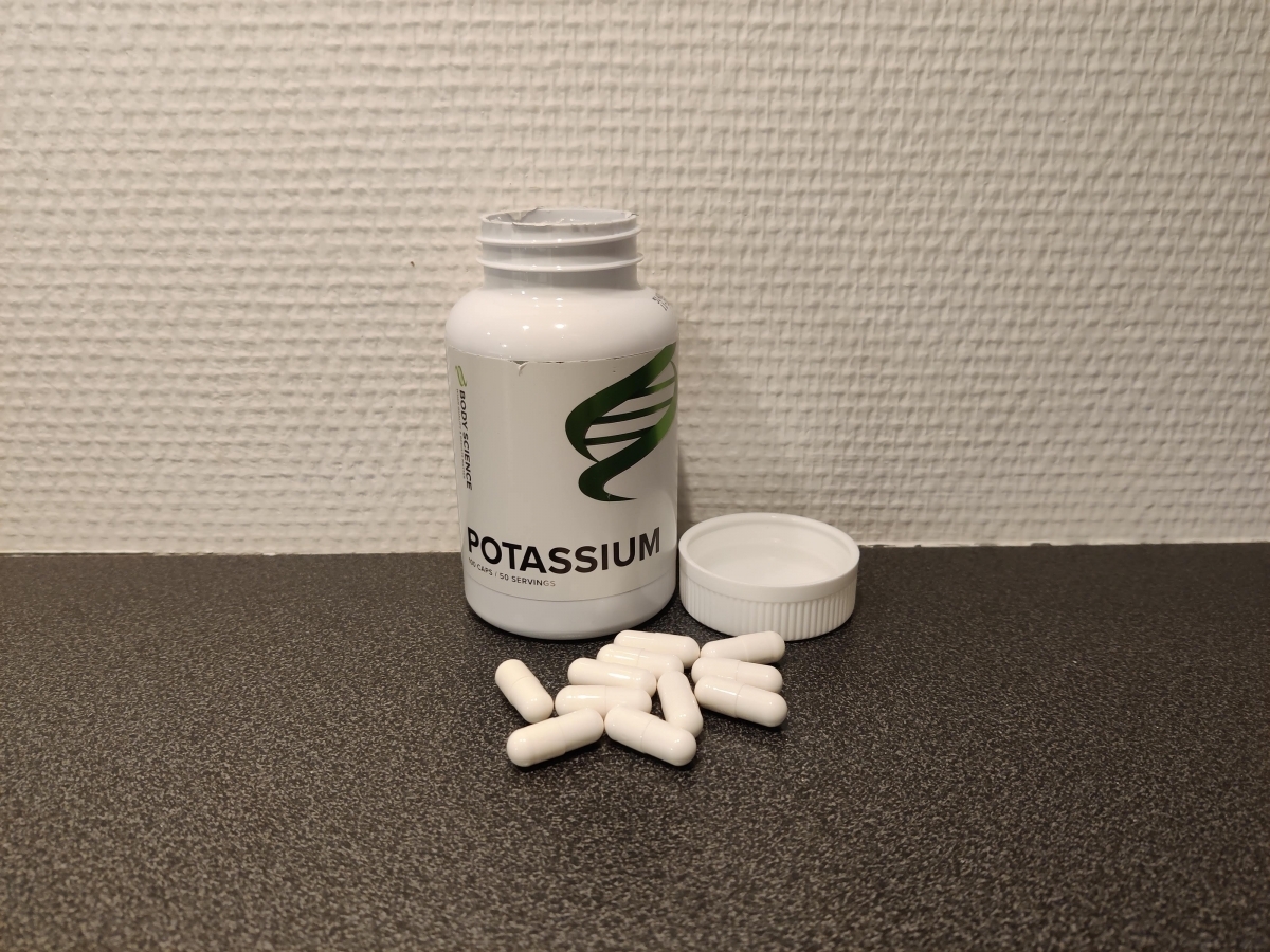 Body Science Kalium öppnad burk med kapslar på bänken foto taget av oss under testet