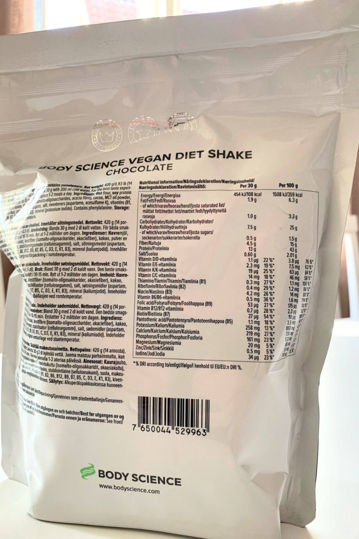 Baksida med näringsdeklaration på Body Science Vegan Diet Shake Chocolate, vårt eget foto