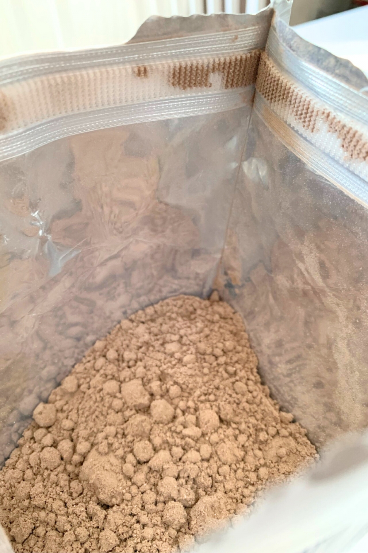 Finmalt chokladpulver i öppnad påse, fotat av oss under testet