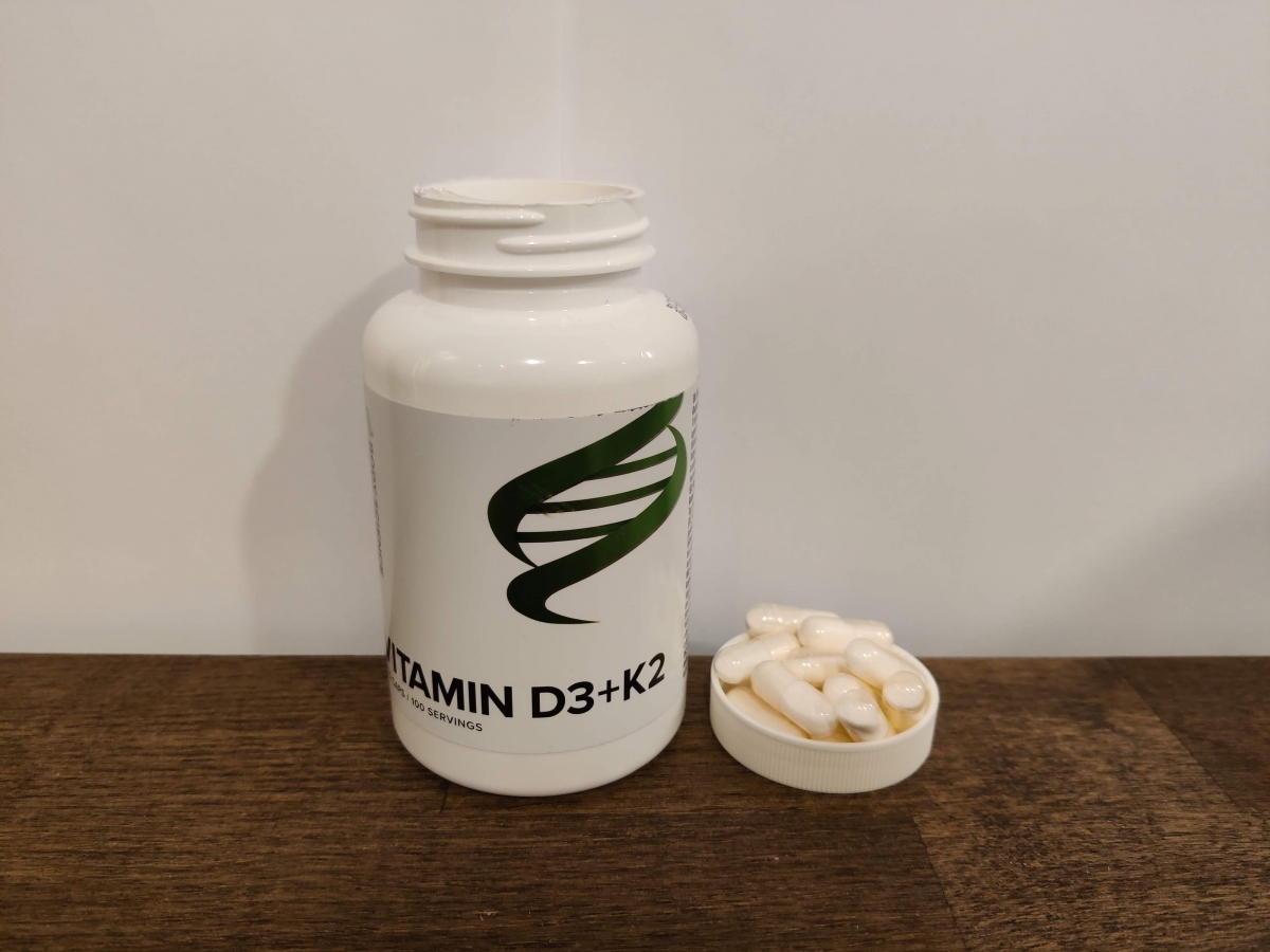 Närbild på Body Science Vitamin D3+K2 med kapslar bredvid, taget av oss
