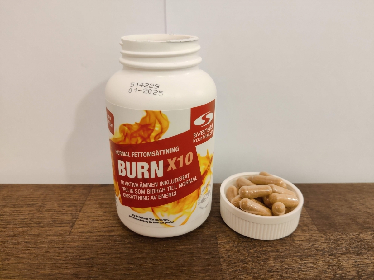 BURN x10 med kapslar bredvid burken tagen i vår studio för recensionen