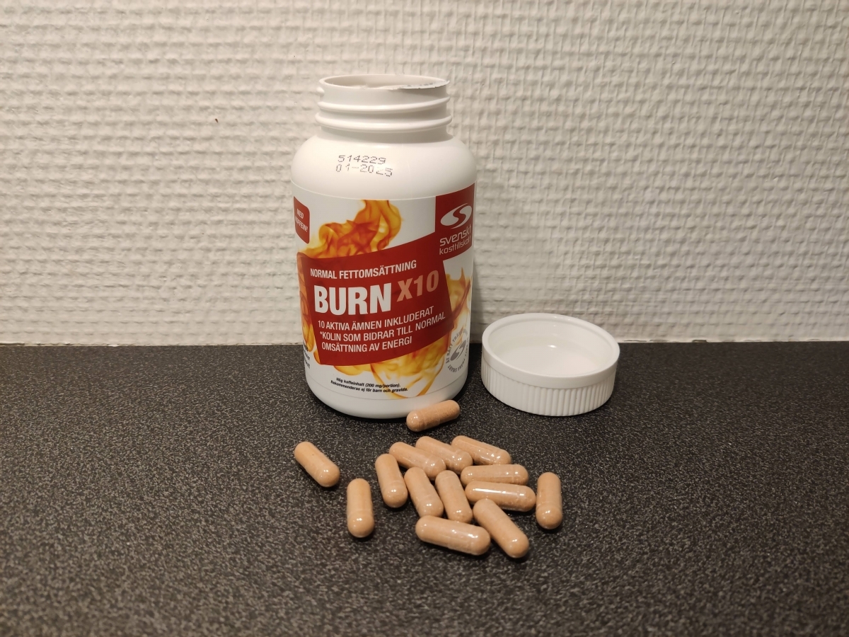 Öppen burk med BURN x10 och kapslar på köksbänken foto taget av oss under testperioden