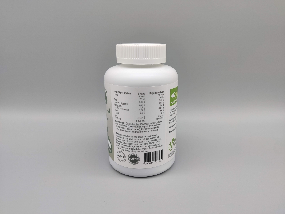 Baksida med näringsinnehåll och märkningar på Healthwell Chlorella Kapslar EKO