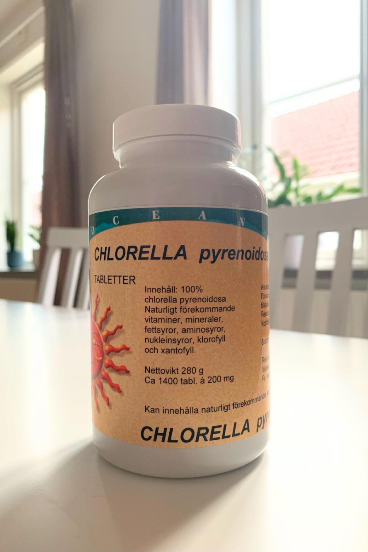 Närbild av etiketten på Colomaris Chlorella med innehållstext