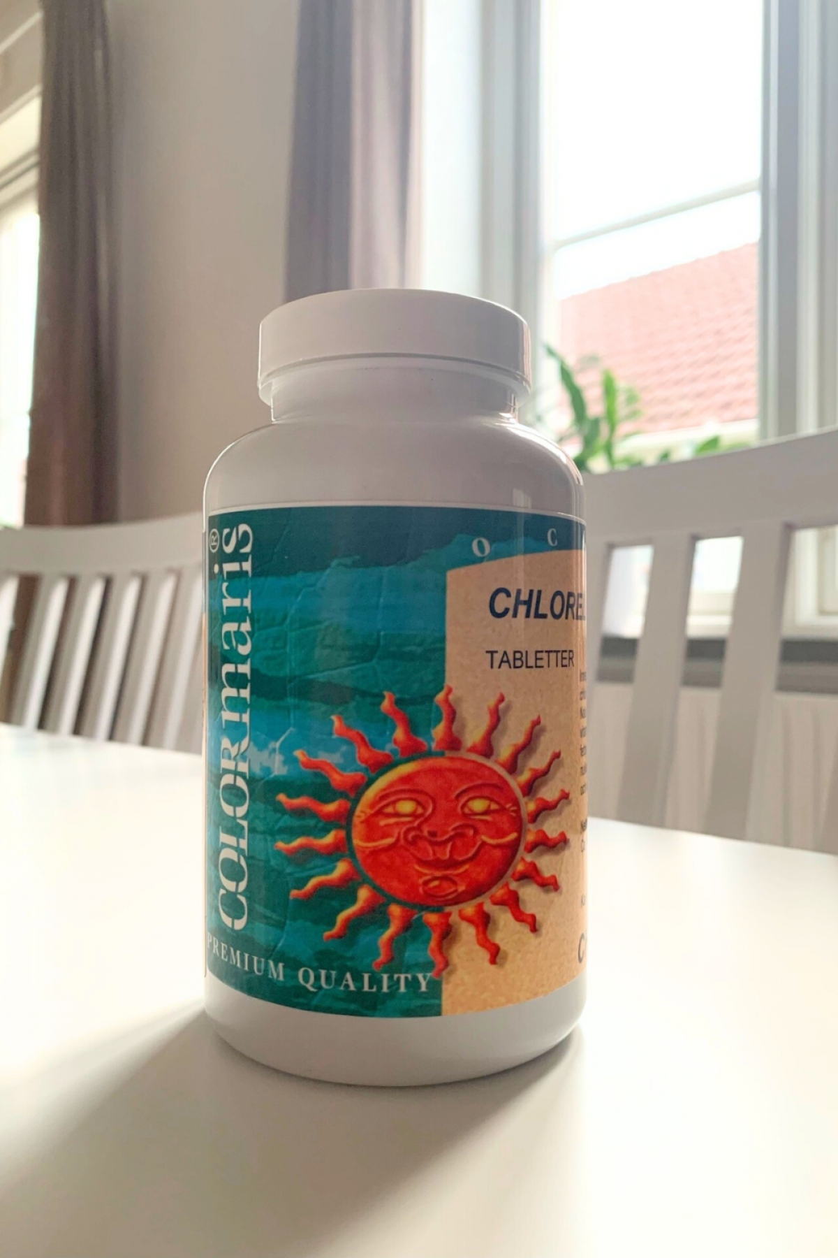 Colomaris Chlorella-burk på köksbord i morgonljus, fotad under vårt test