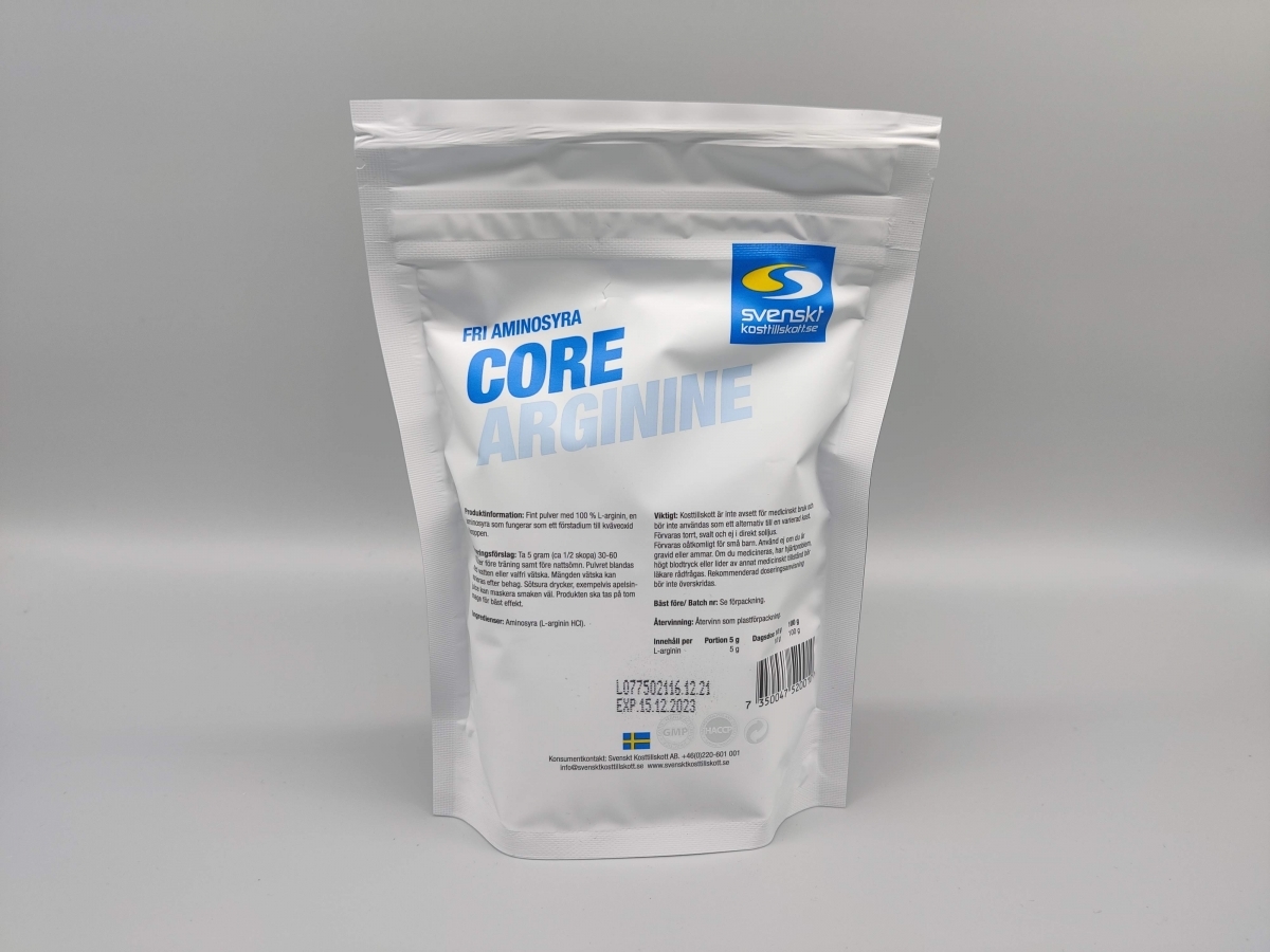Core Arginine baksida med tydlig innehålls- och doseringsmärkning