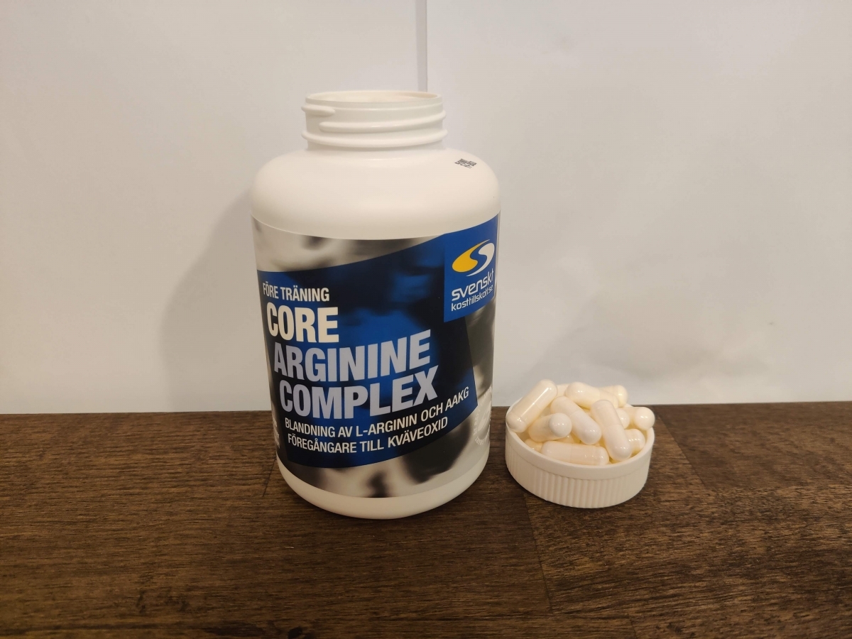 Core Arginine Complex mot vit bakgrund med kapslar bredvid