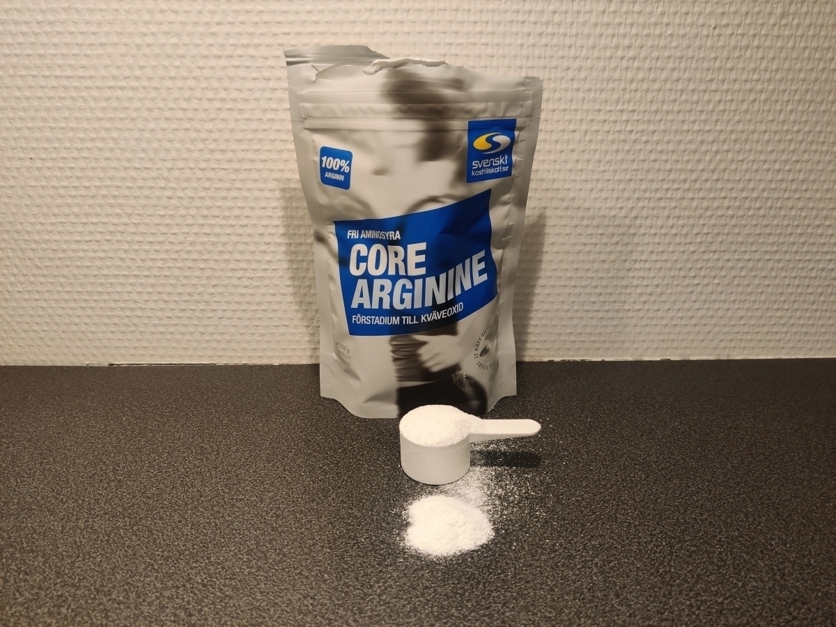 Core Arginine med skopa och fint pulver på köksbänken
