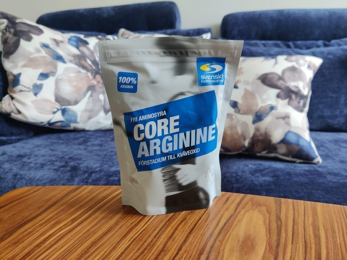 Core Arginine på soffbordet i hemmamiljö, foto av oss under testet