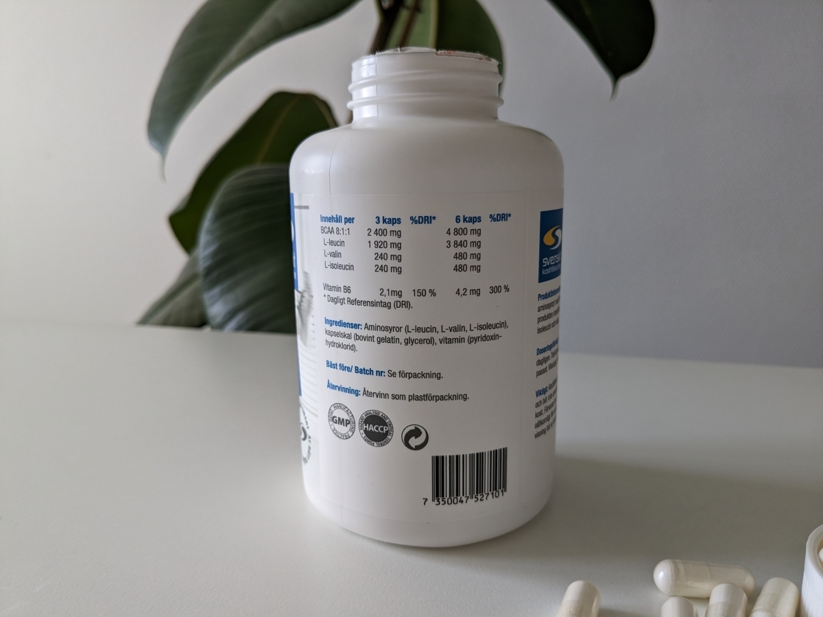 Närbild på etiketten Core BCAA Caps med 8 1 1 och <a href='https://www.kostnord.se/kosttillskott/vitamin-b6'>vitamin B6</a> foto av oss