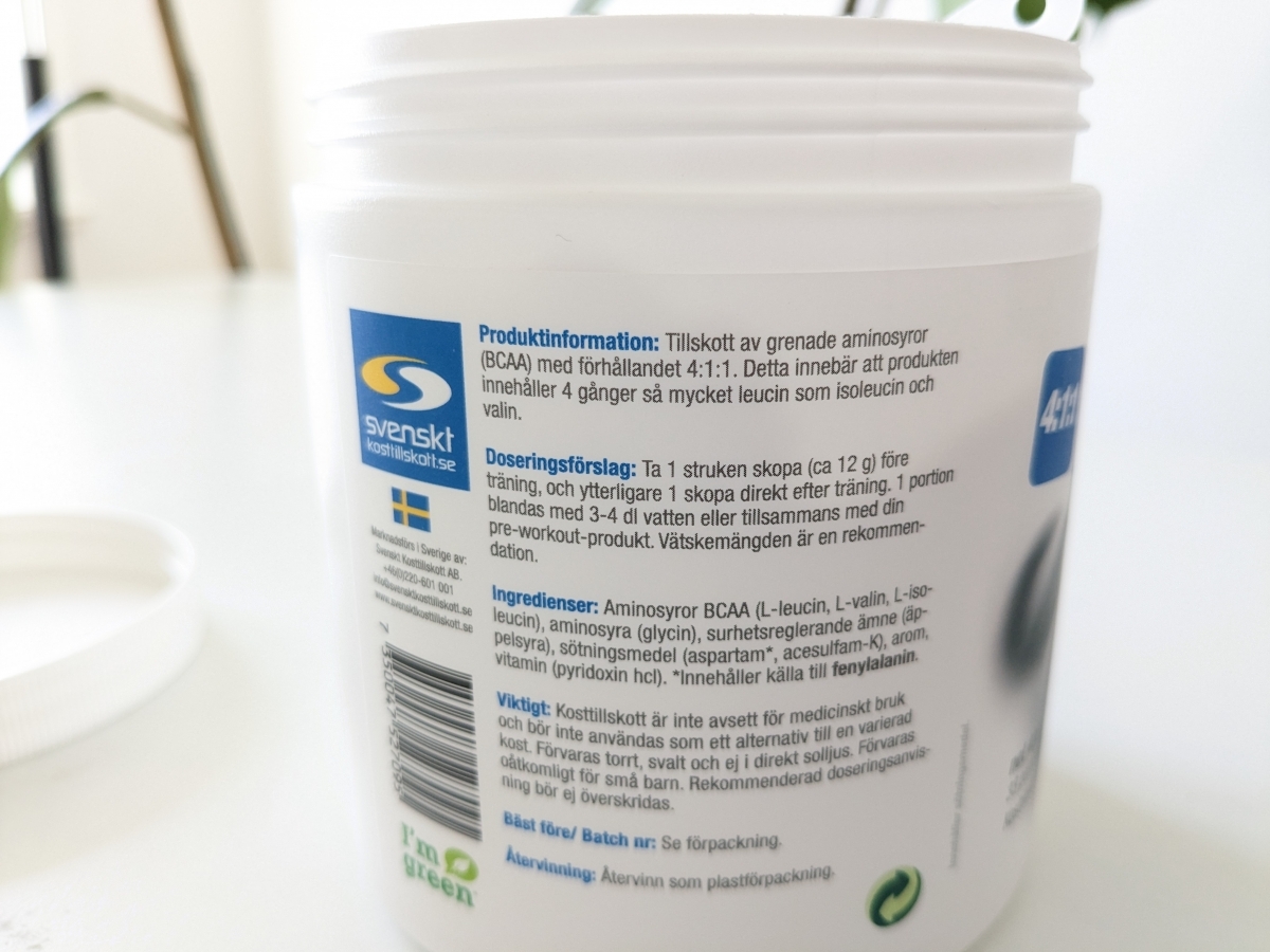 Baksida med tydlig innehålls och doseringsinfo på Core BCAA Powder, fotograferad i vårt test