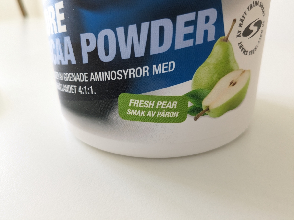 Närbild på etiketten Core BCAA Powder Fresh Pear, tagen av oss