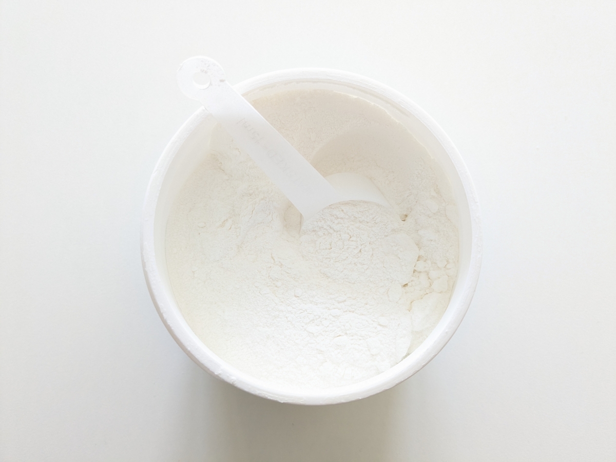 Core BCAA Powder öppnad burk med finkornigt pulver och skopa, fotograferad av oss under testet