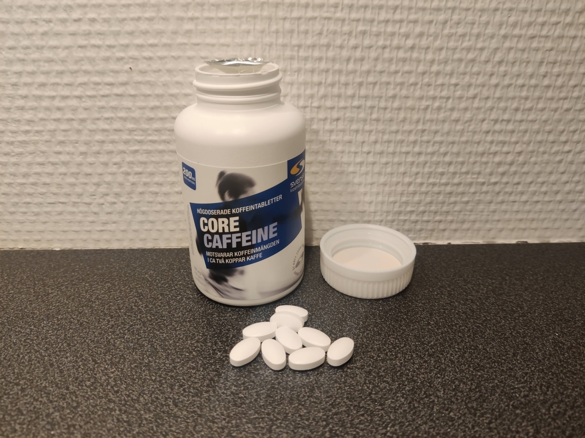Core Caffeine öppnad burk med tabletter på bänken, foto taget av oss under testet
