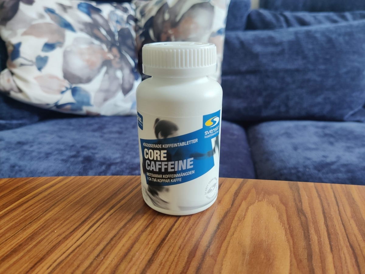 Core Caffeine på soffbord i hemmamiljö, fotograferad av oss under användning