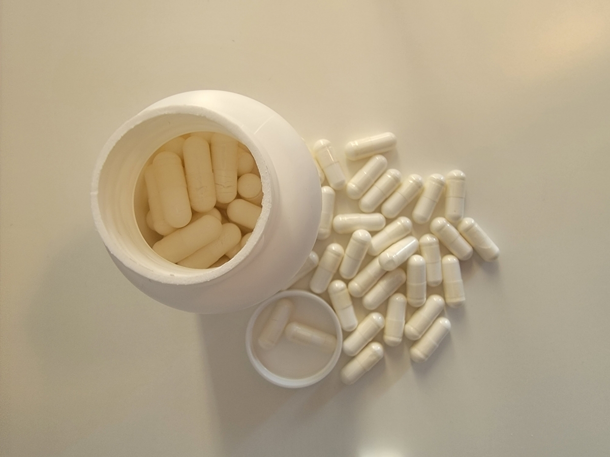 Core Calcium Complex+ sedd uppifrån med kapslar i burken och på bordet