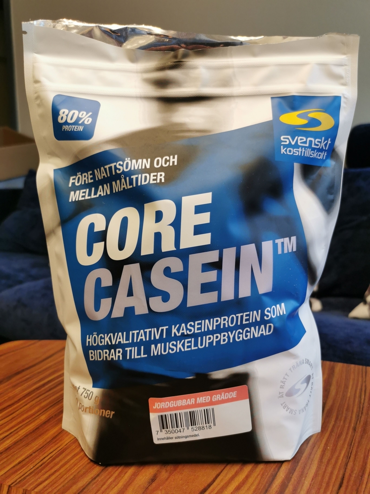 Core Casein jordgubb med grädde – framsida av påse, fotograferad av oss under testet på träbord