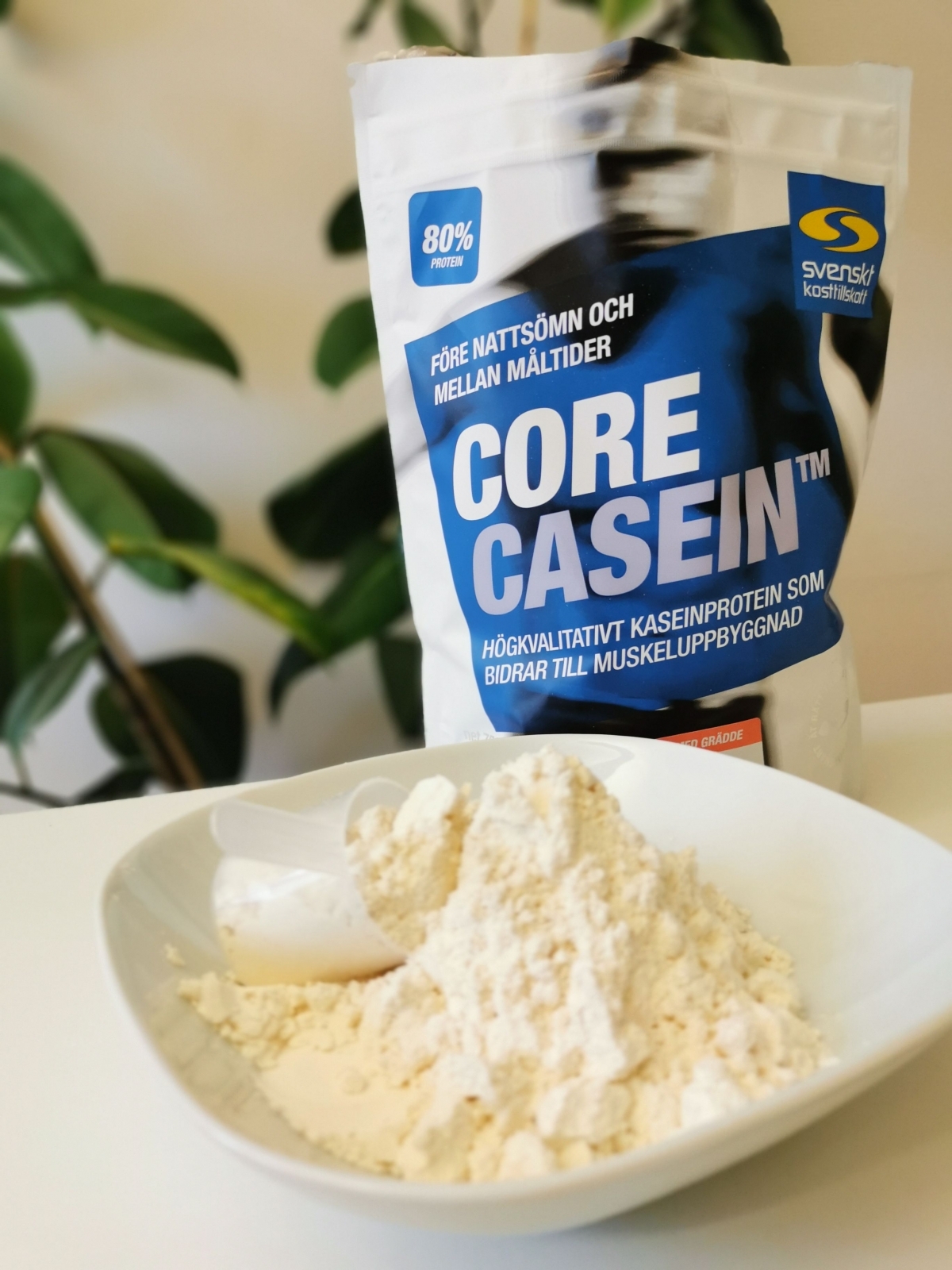 Core Casein pulver i skål med skopa framför förpackningen – foto från vårt test